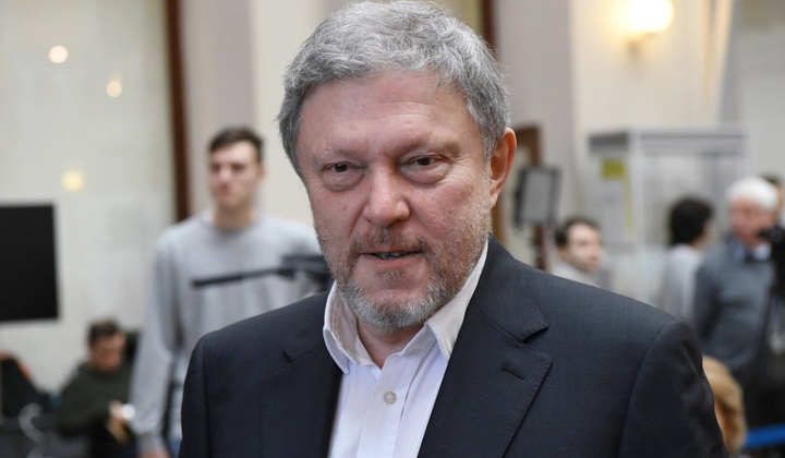Григорий Явлинский за рулём автомобиля
