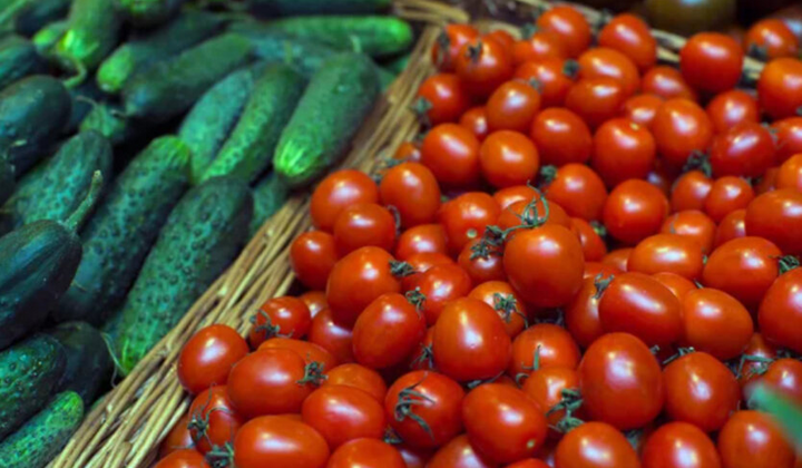 Ціни на огірки та помідори в супермаркеті