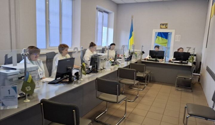 Логотип банку на фоні картки