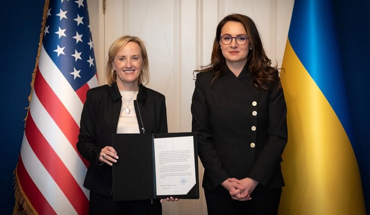 Прапори України та США разом