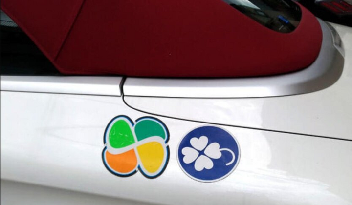 Пожилой водитель знак и автомобиль