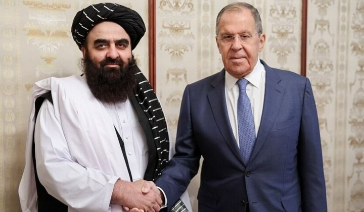 Российский, китайский и индийский флаги с Талибаном