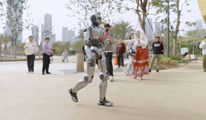 Китайський гуманоїдний робот викликає в Маска
