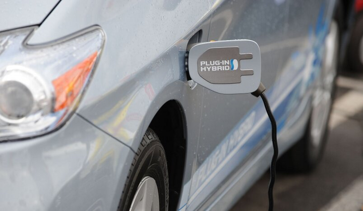 Гібридний автомобіль на дорозі