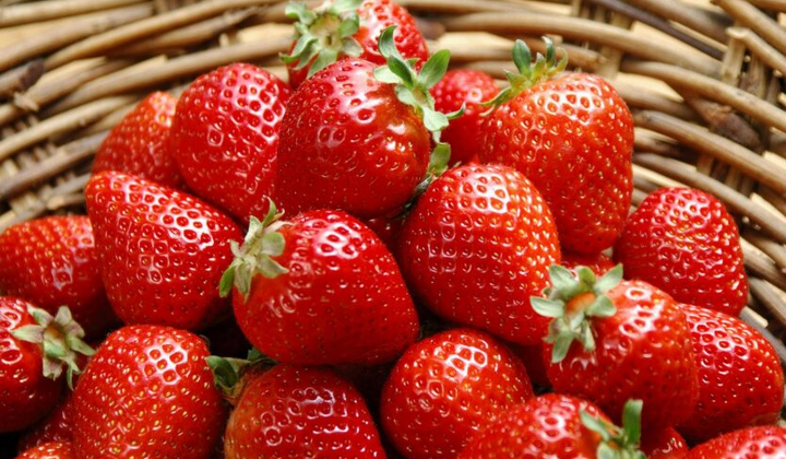 Молода картопля, полуниця і черешня