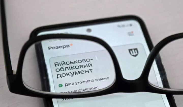 Молодий чоловік робить записи в графістафеті