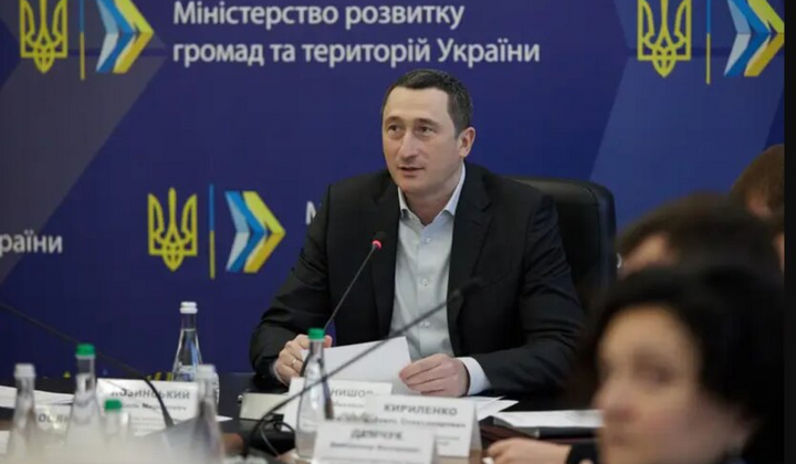 Чоловік з краваткою на фоні