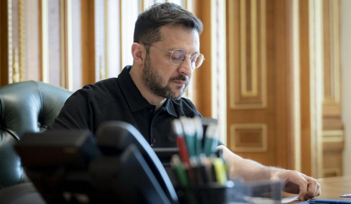 Зеленський виступає з заявою на прес-конференції