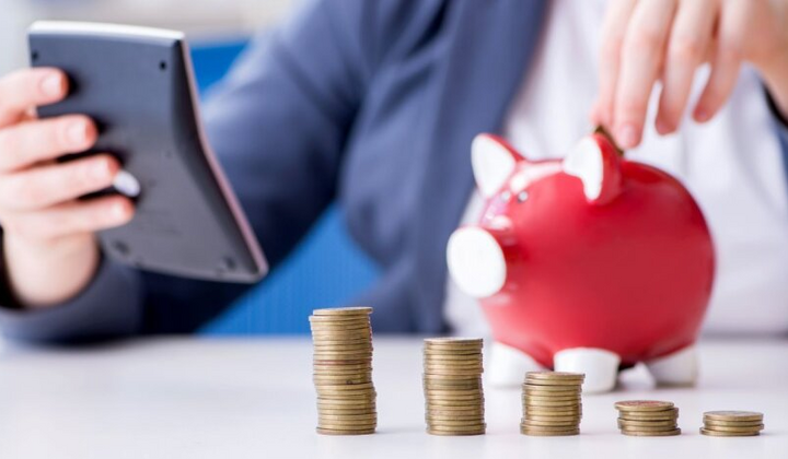 Пенсии в Украине: 2300 против 100 тысяч гривен