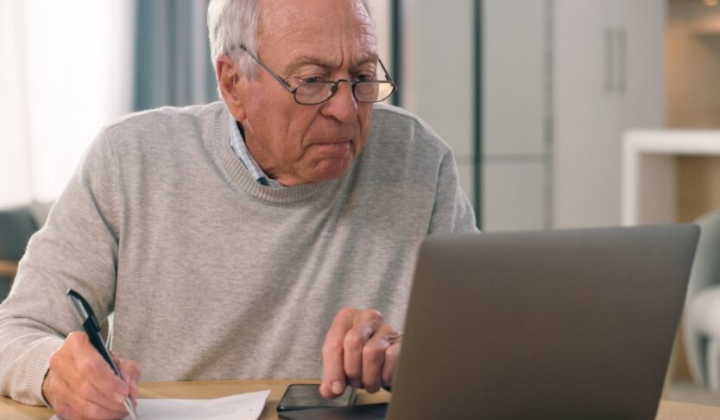 Пенсию могут приостановить: что нужно знать украинцам за границей