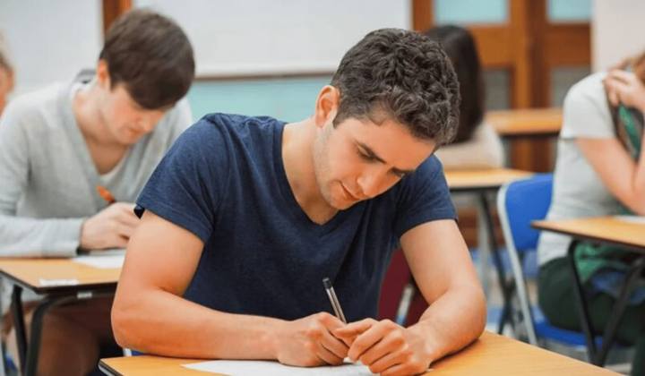 Студенти отримують гроші для навчання