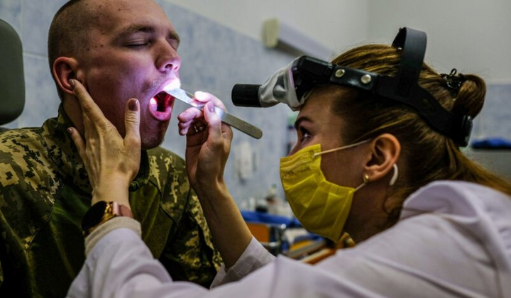 Випускники з книжками проходять перевірку