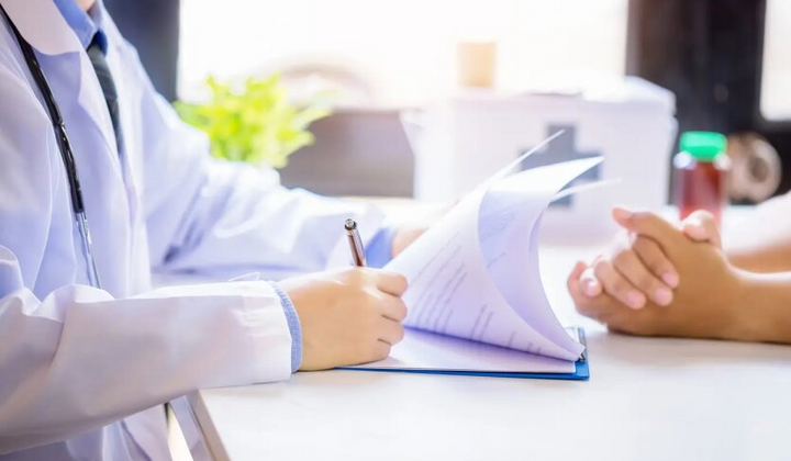 Девушка с компьютером в офисе