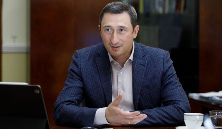 Задержанный мужчина в камере следственных