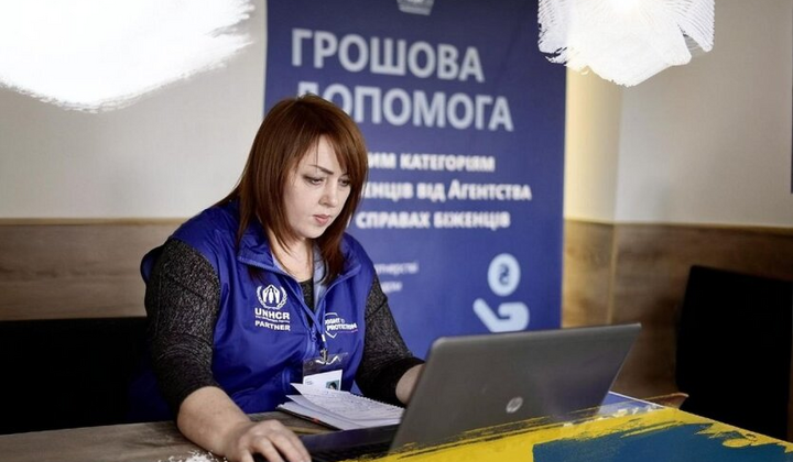 людина отримує допомогу готівкою
