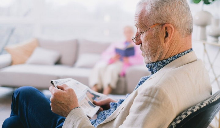 Картинка: пенсіонер без грошей у руках