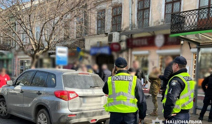 Раненый активист лежит на земле
