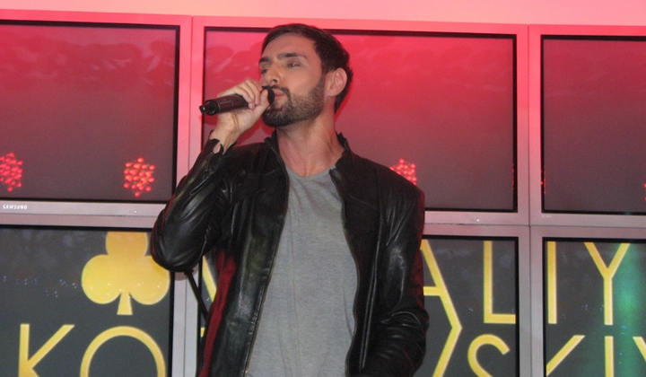 Козловський виступає на концерті у бомбосховищі Запоріжжя