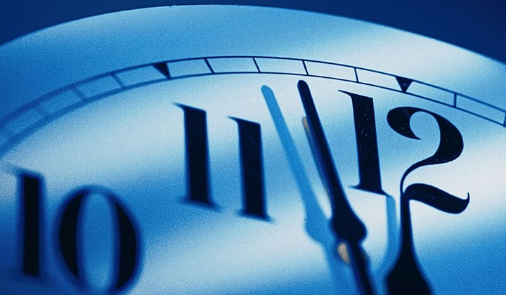 Зображення годинника на фоні літнього ландшафту