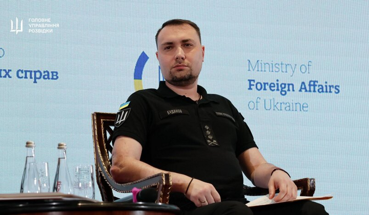 Російський військовий автомат на тлі флагу