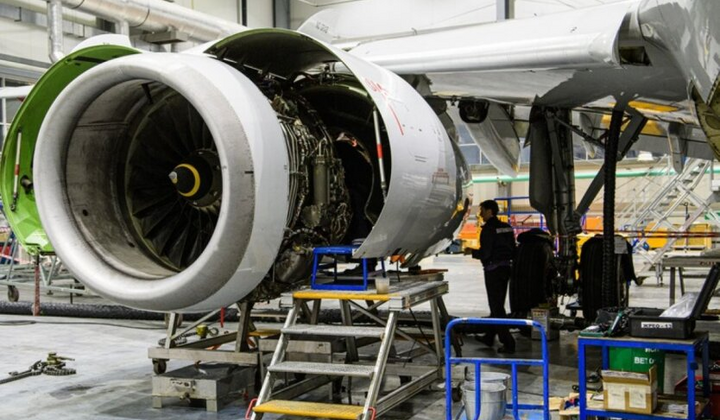 Розбір вантажного літака на запчастини