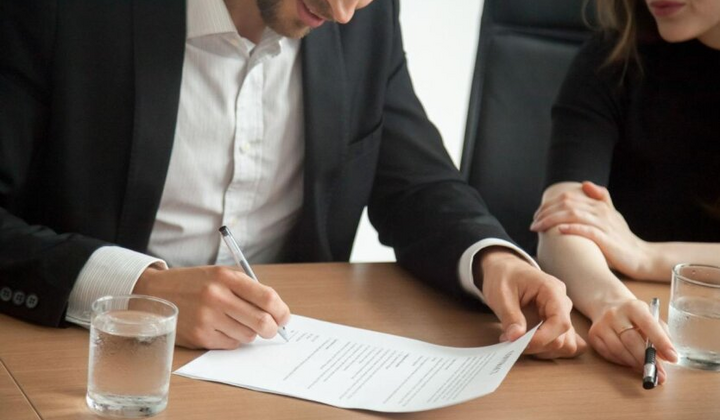 Щаслива жінка збирає купюри у кошику