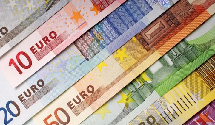 Пенсионерка с разочарованием смотрит на деньги