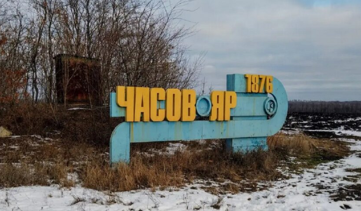Боєць у формі збройних сил