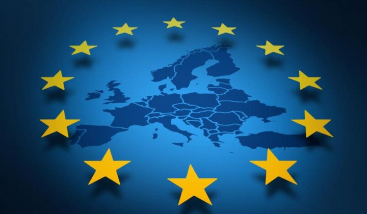 Логотип ЕС и украинские фрукты на фоне