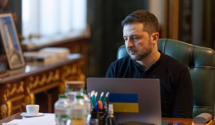 Президент Зеленський на майже червоному фоні