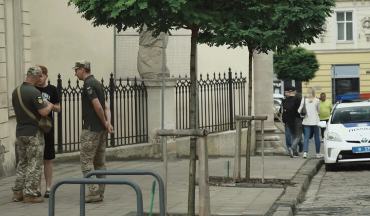 Чоловік готується до мобілізації у ТЦК