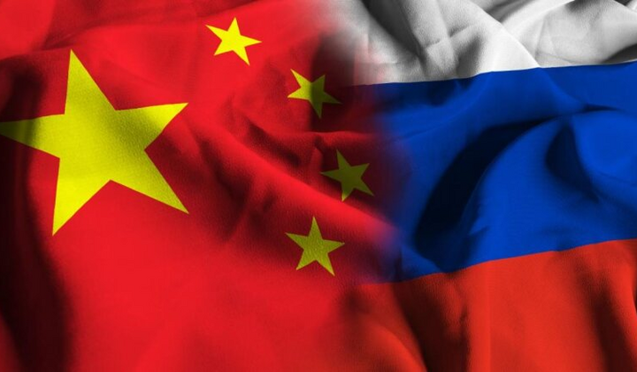 Китайський покупець з нафтою і глобусом