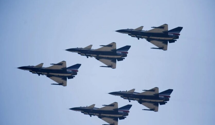 Китайський винищувач J-10 на фоні неба