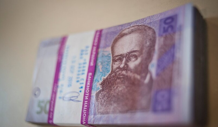 Зображення гроші на фоні Українського прапора