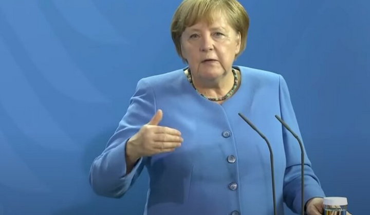 Меркель помогла Путину украсть Крым