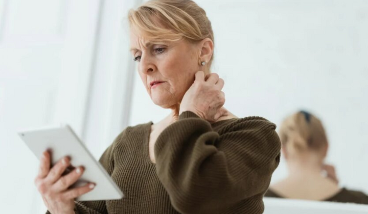 Пенсіонер з довідкою в руках