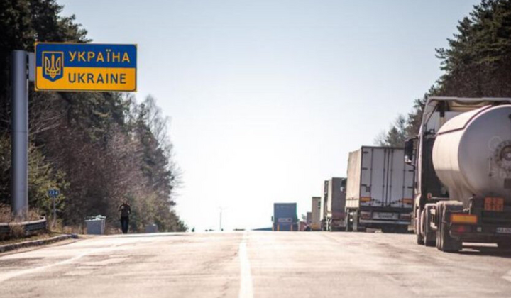 Люди в аеропорту з паспортами