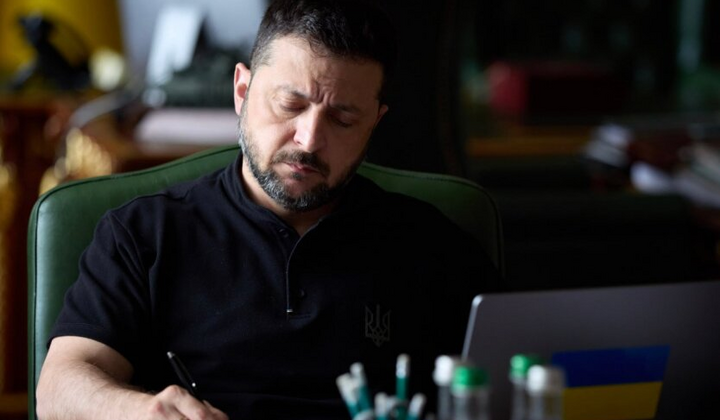 Зеленський розмовляє по телефону