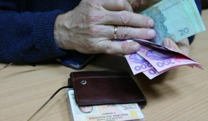 Зображення людей з пенсійними документами