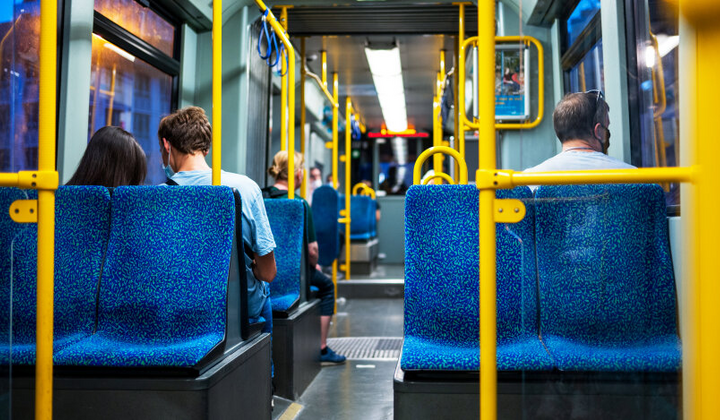 Пасажир чекає на зупинці громадського транспорту