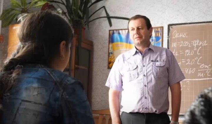 Учитель з документами на відстрочку