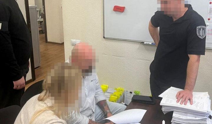 Чиновник на фоне военных кроватей