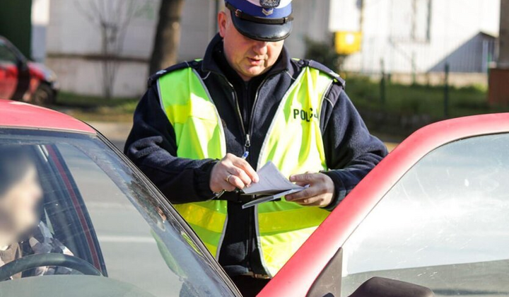 Автомобіль, що перевищує швидкість, поліцейський з радаром