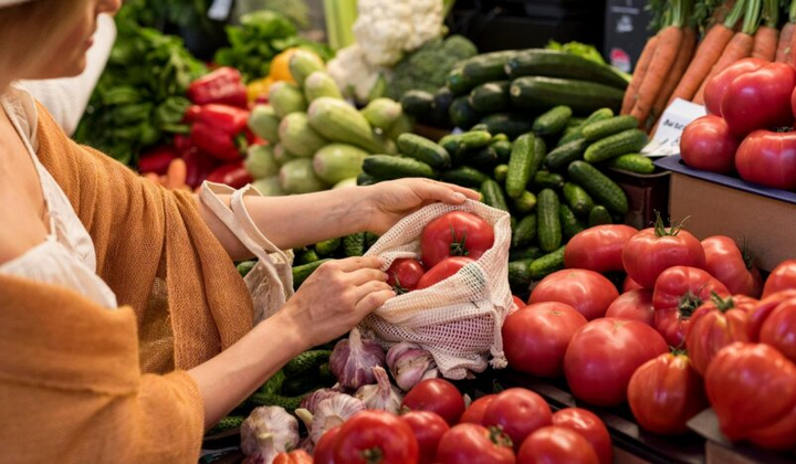 Овочі на полицях супермаркету за гроші