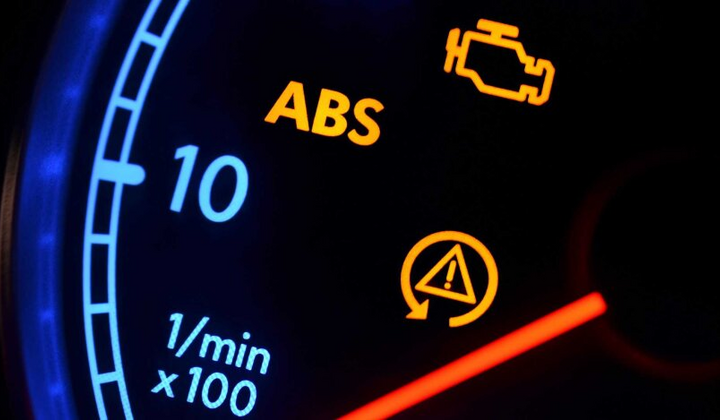 Найнебезпечніші сигнали на панелі приладів