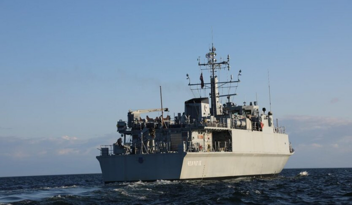 Тральщик з бойовим дроном над морем