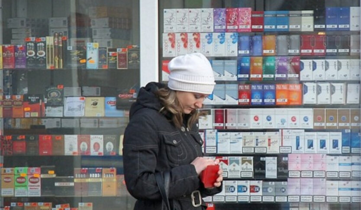 Пакет сигарет изображён на фоне гривен