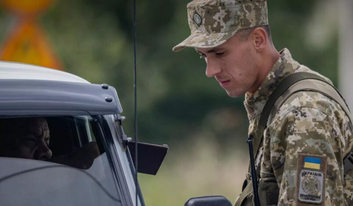 Молоді чоловіки 18-22 роки виїжджають з України