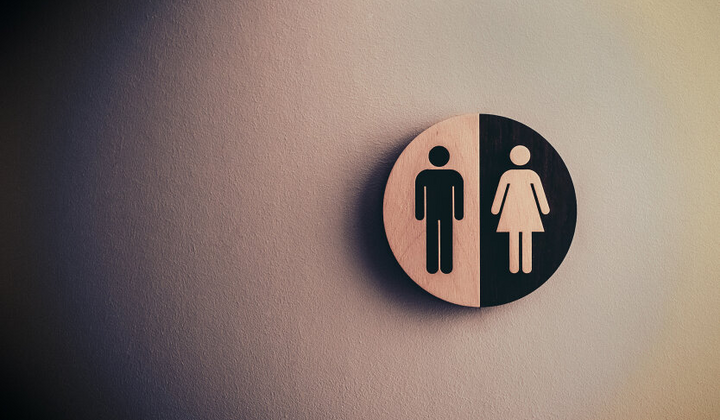 Люди с улыбками и символами гендерного равенства