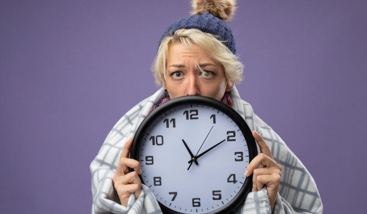 Годинник зі стрілками на фоні літа